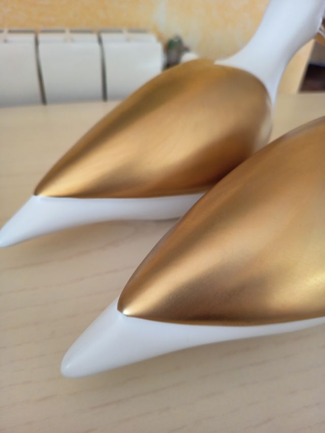 Palomas decorativas blancas y doradas