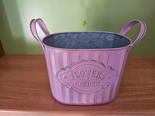 Macetero metálico rosa con asas