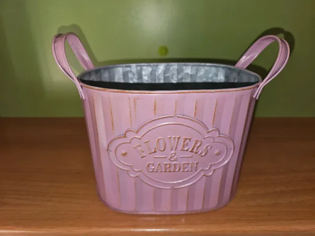 Macetero metálico rosa con asas