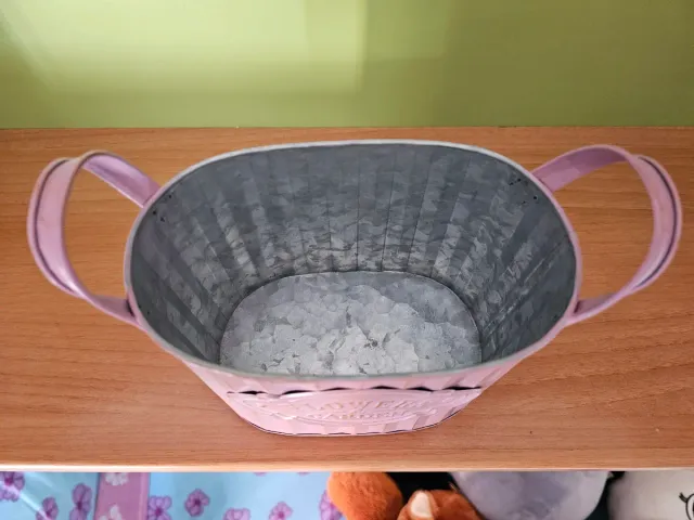 Macetero metálico rosa con asas