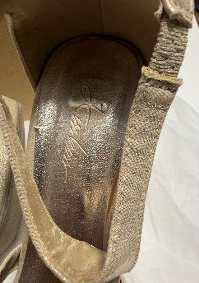 Tacones dorados de fiesta