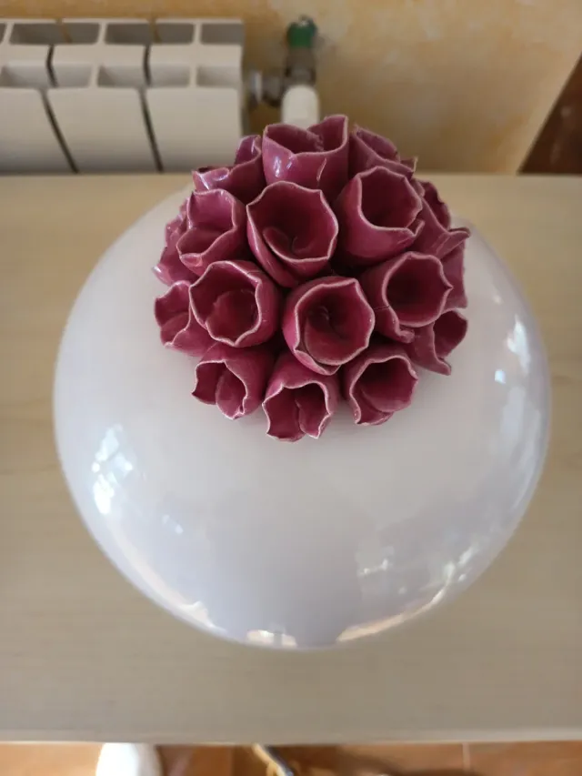 Decoración cerámica rosa y blanca