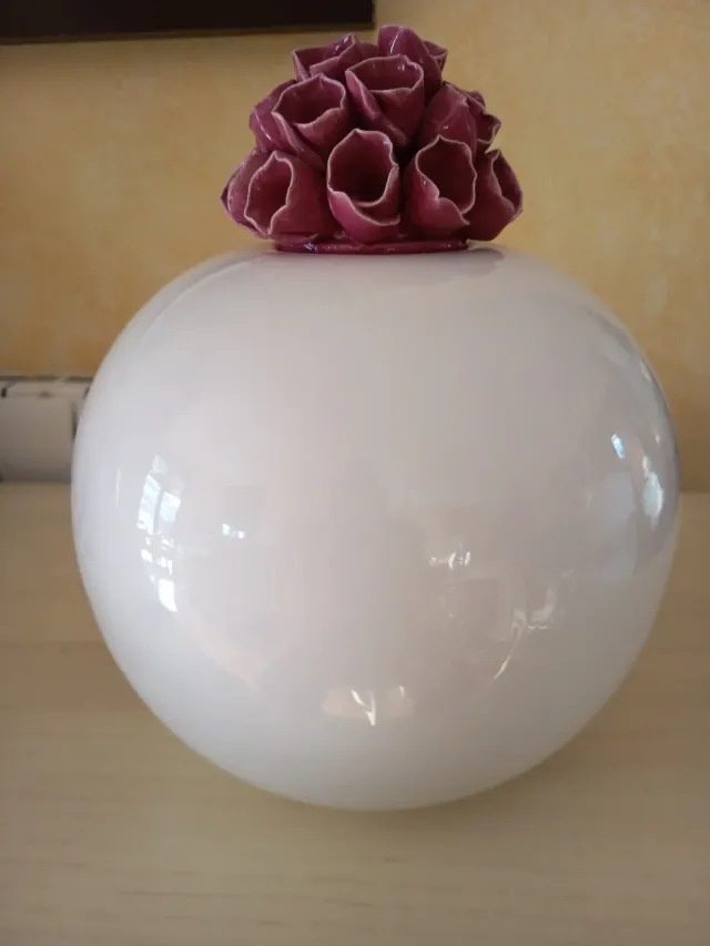 Decoración cerámica rosa y blanca