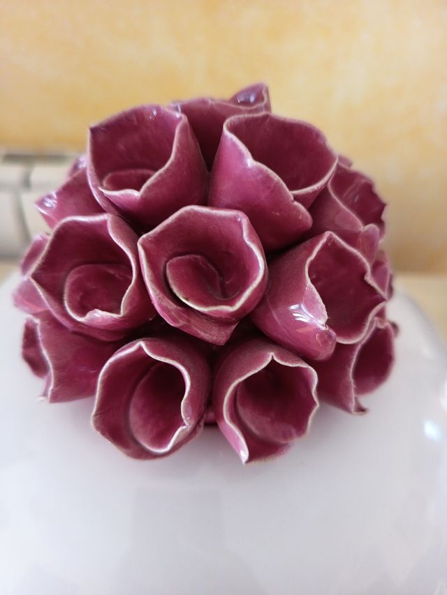 Decoración cerámica rosa y blanca