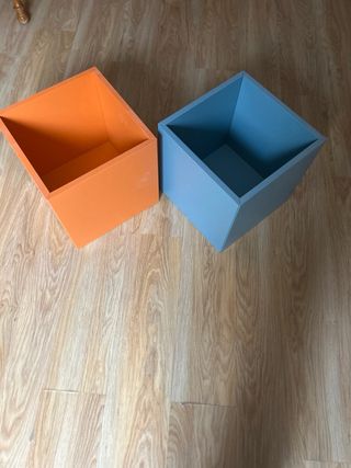 Dos cubos decorativos de madera