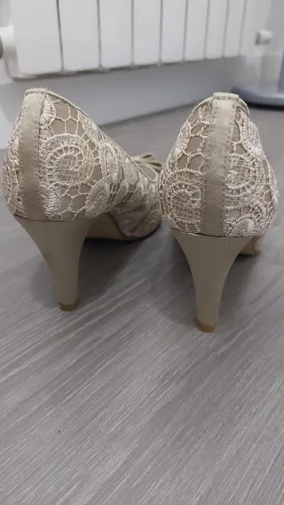 Zapatos de fiesta dorados con encaje Talla 40