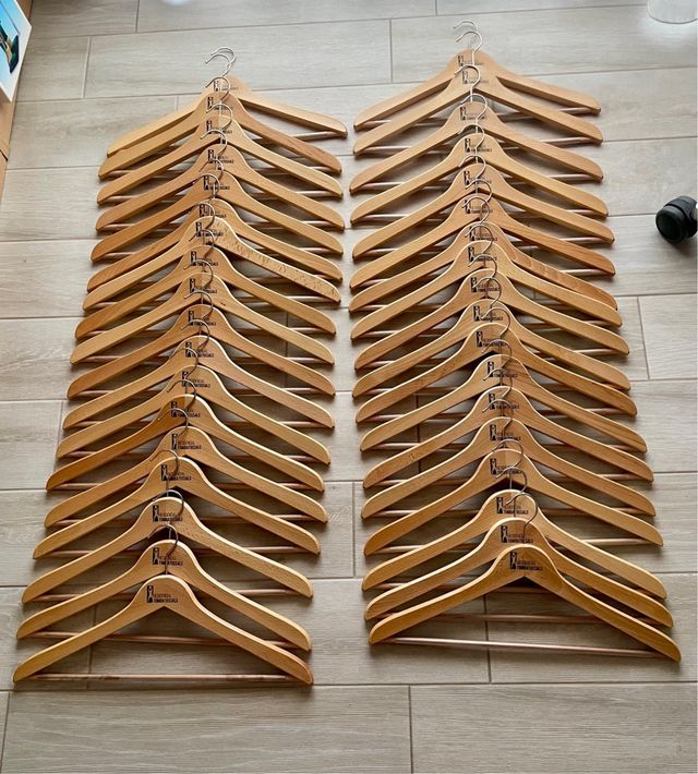 Lote de 40 perchas de madera
