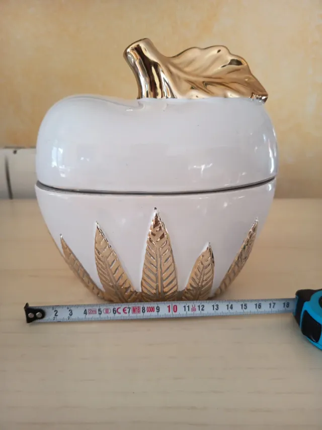 Decoración manzana cerámica dorada y blanca