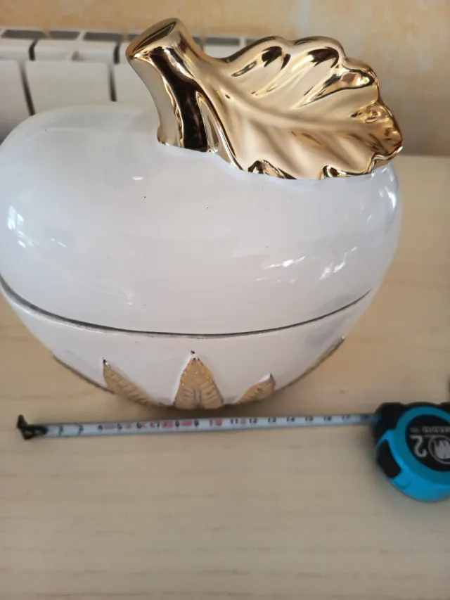 Decoración manzana cerámica dorada y blanca