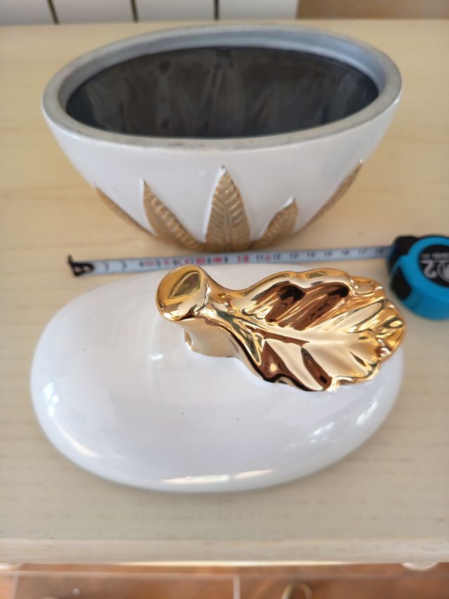 Decoración manzana cerámica dorada y blanca