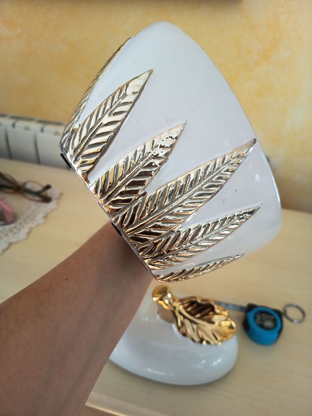 Decoración manzana cerámica dorada y blanca