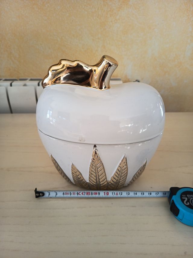 Decoración manzana cerámica dorada y blanca