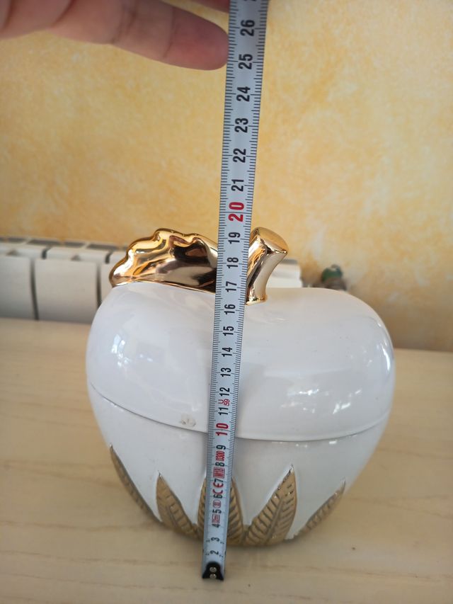 Decoración manzana cerámica dorada y blanca