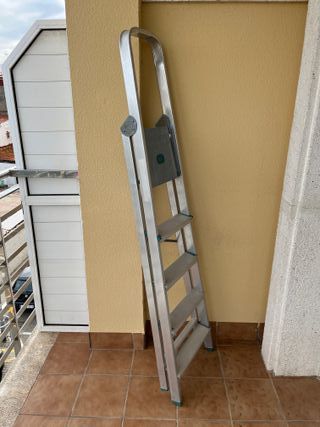 Escalera plegable de aluminio