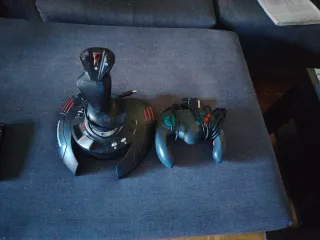 Thrustmaster Joystick y Mando Videojuegos