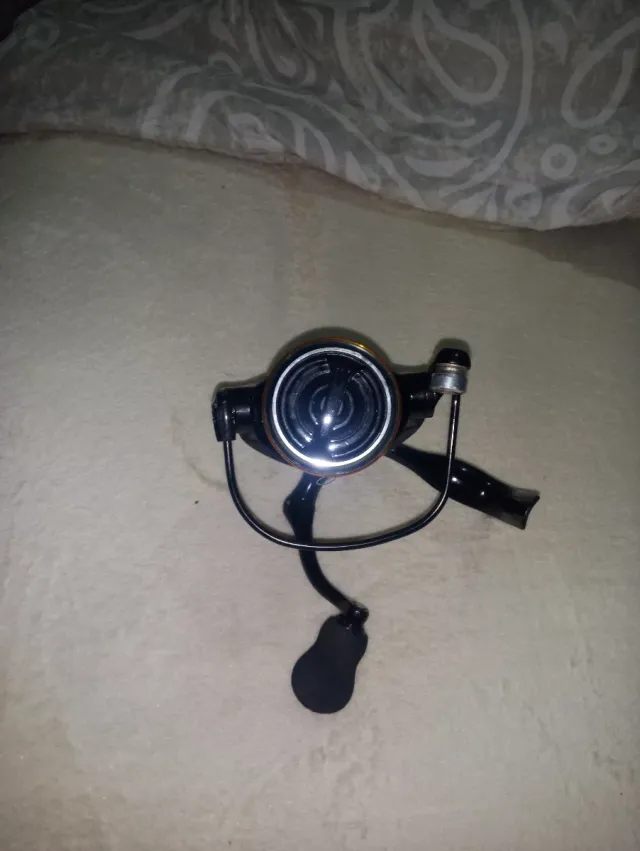 Carrete de pesca negro