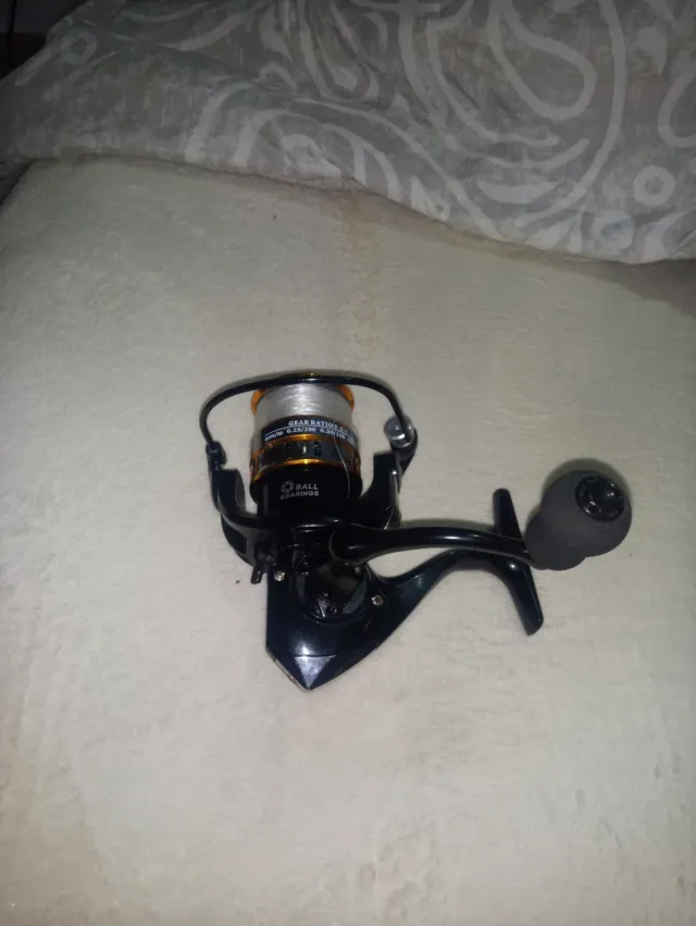 Carrete de pesca negro