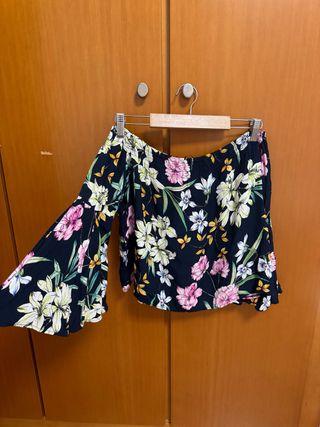 Blusa Bershka cuello barca floral