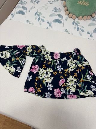 Blusa Bershka cuello barca floral