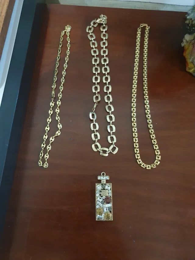 Lote 4 Collares Dorados y Multicolor