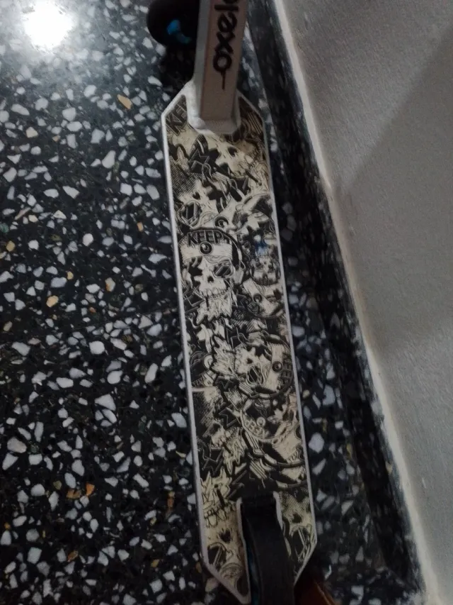 Patinete axelo decathlon plateado y negro