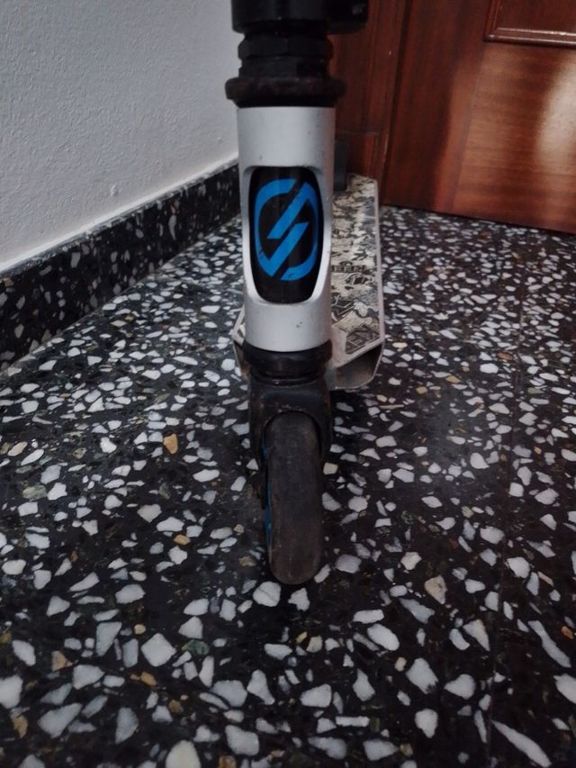 Patinete axelo decathlon plateado y negro