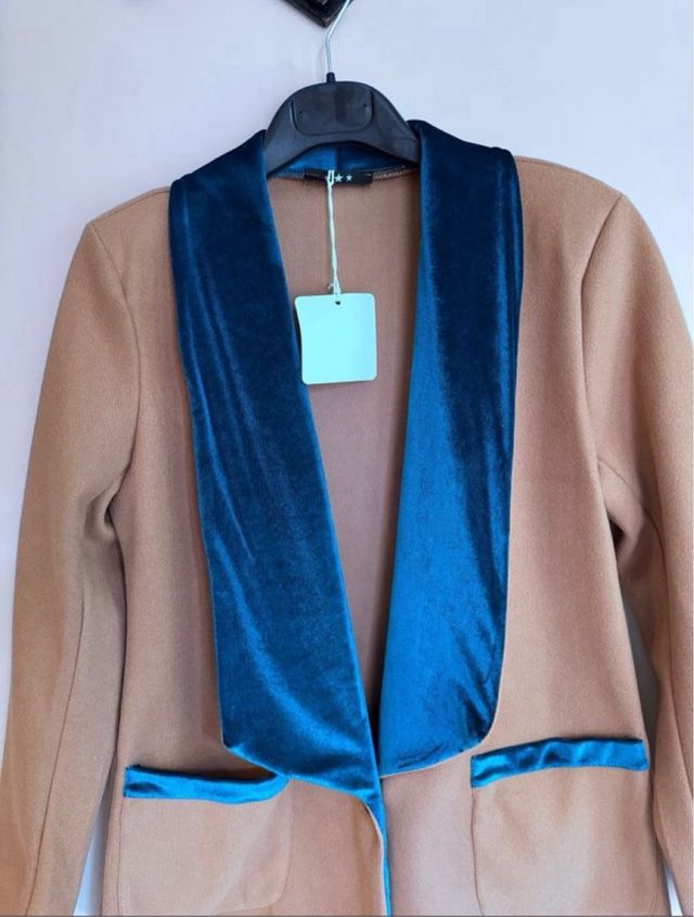 Abrigo camel con solapa azul