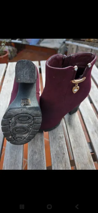 Botines burdeos con tacón y adorno