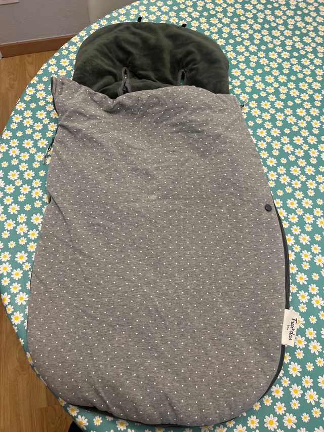 Saco para silla de bebé gris con topitos