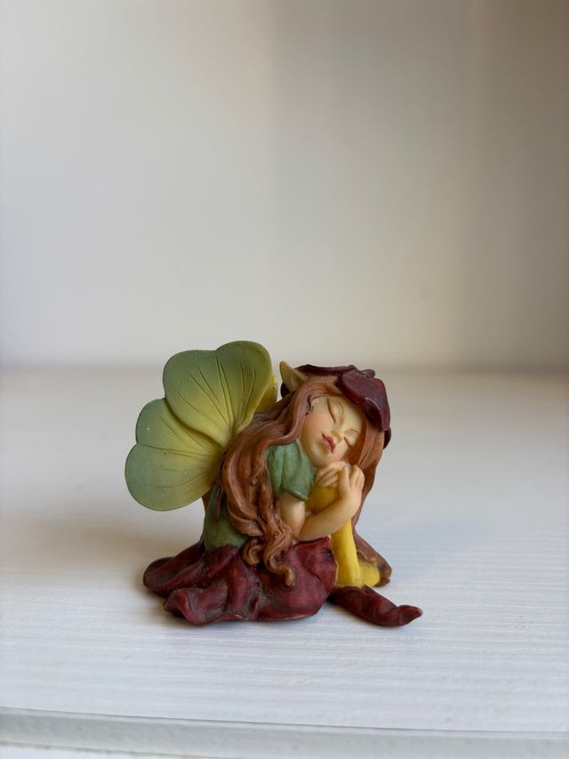 Fata dormiente con ali verdi