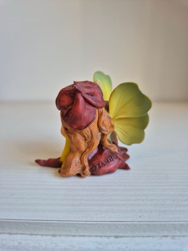 Fata dormiente con ali verdi