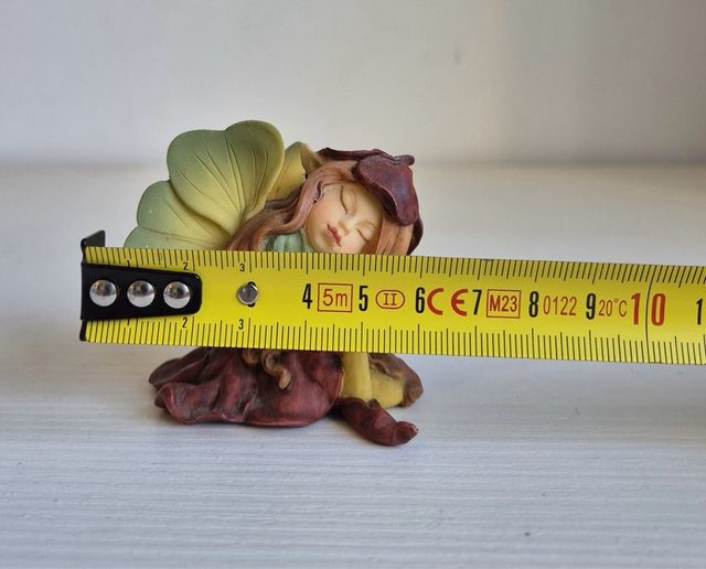 Fata dormiente con ali verdi