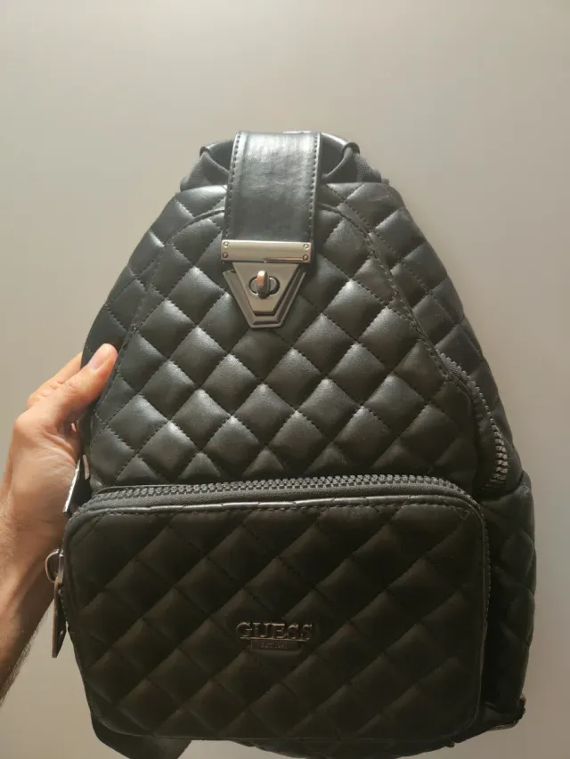 Mochila Guess acolchada negra