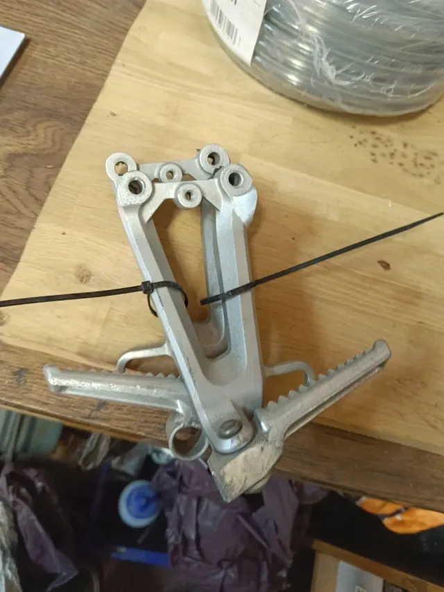 Estriberas de moto, no recuerdo de que moto son.