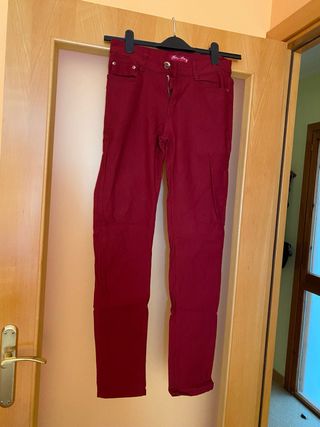 Pantalón pitillo rojo