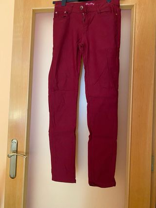 Pantalón pitillo rojo