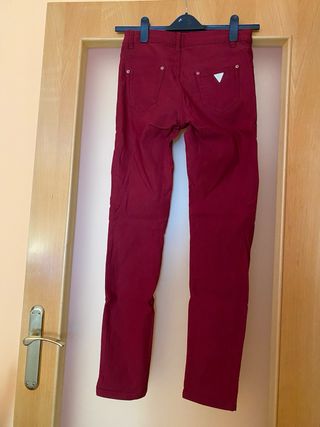 Pantalón pitillo rojo