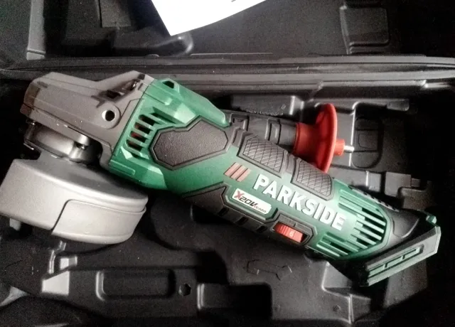 Radial. Amoladora batería 20v. Maleta + discos .