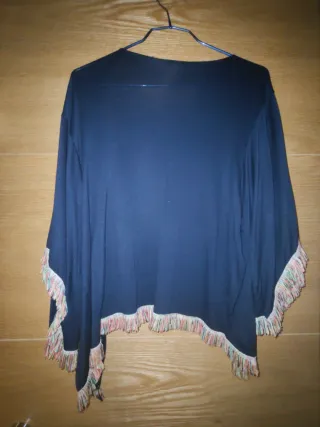 Chaqueta azul con flecos multicolor