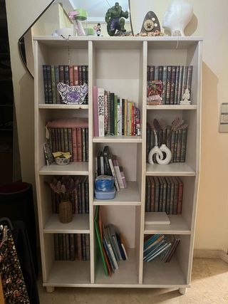 Estantería de madera maciza