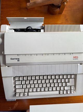 Máquina de escribir AEG Olympia Carrera II