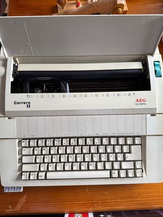 Máquina de escribir AEG Olympia Carrera II