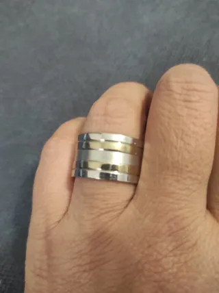 Anillo de banda,talla mediana no cambia el color