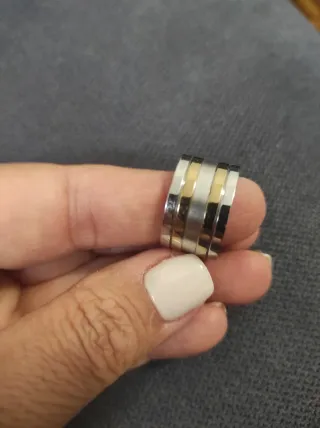 Anillo de banda,talla mediana no cambia el color
