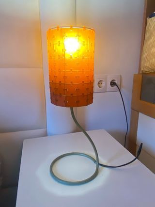 Lámpara de mesa naranja