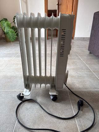 Radiador eléctrico gris y blanco