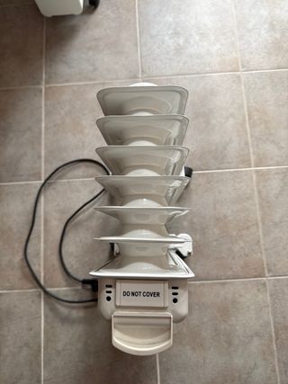 Radiador eléctrico gris y blanco