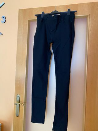 Pantalón pitillo elástico negro