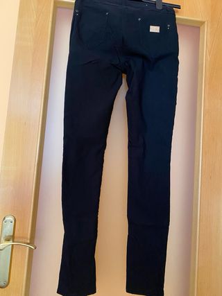 Pantalón pitillo elástico negro