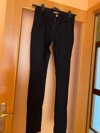 Pantalón pitillo elástico negro